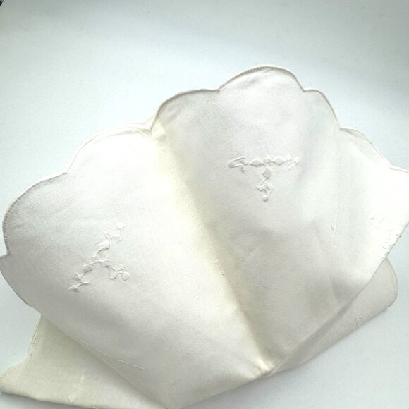 Vintage Bun/ Roll/ Scone Server Off-White Fabric; Scallop Edges Holiday Serving - Picture 3 of 9